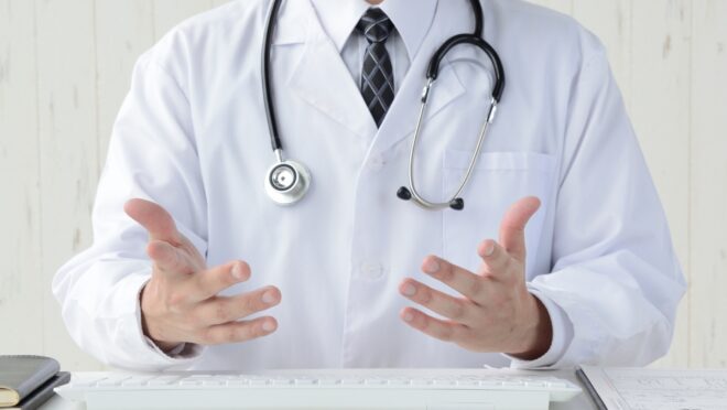 患者に説明する医師