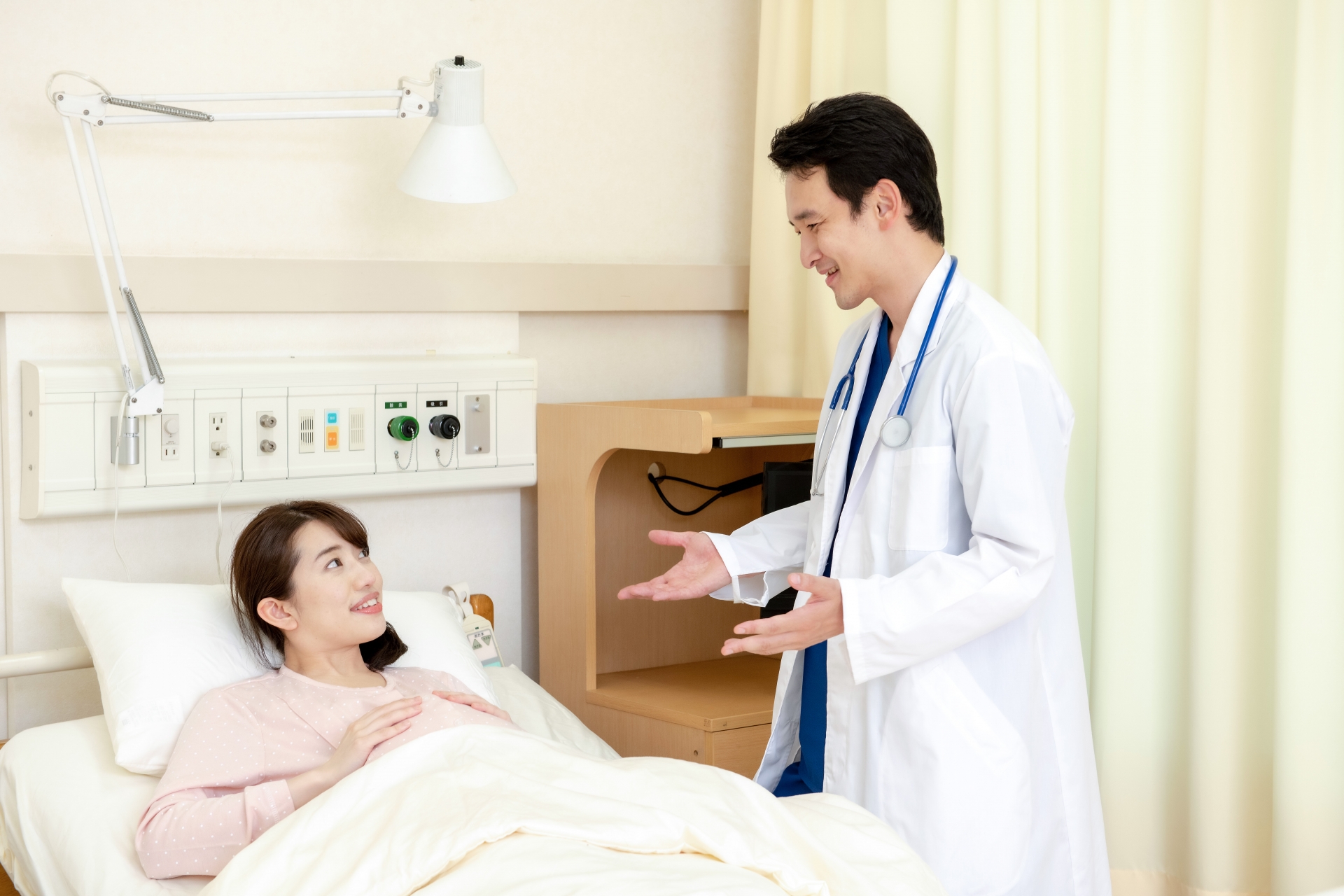 医師と入院中の患者
