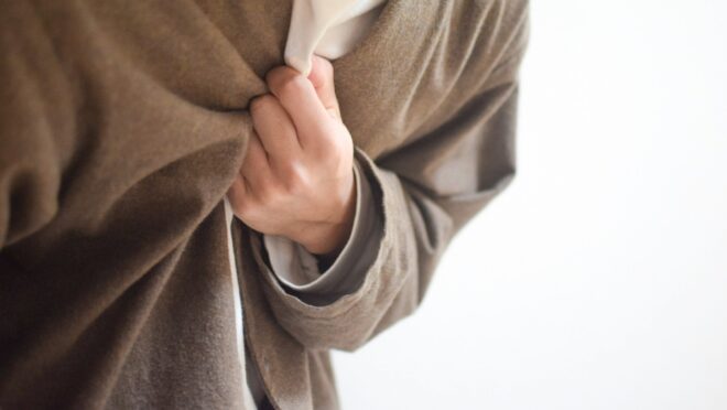 胸を押さえる男性