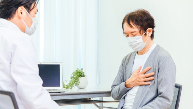 医師に胸痛を訴える男性