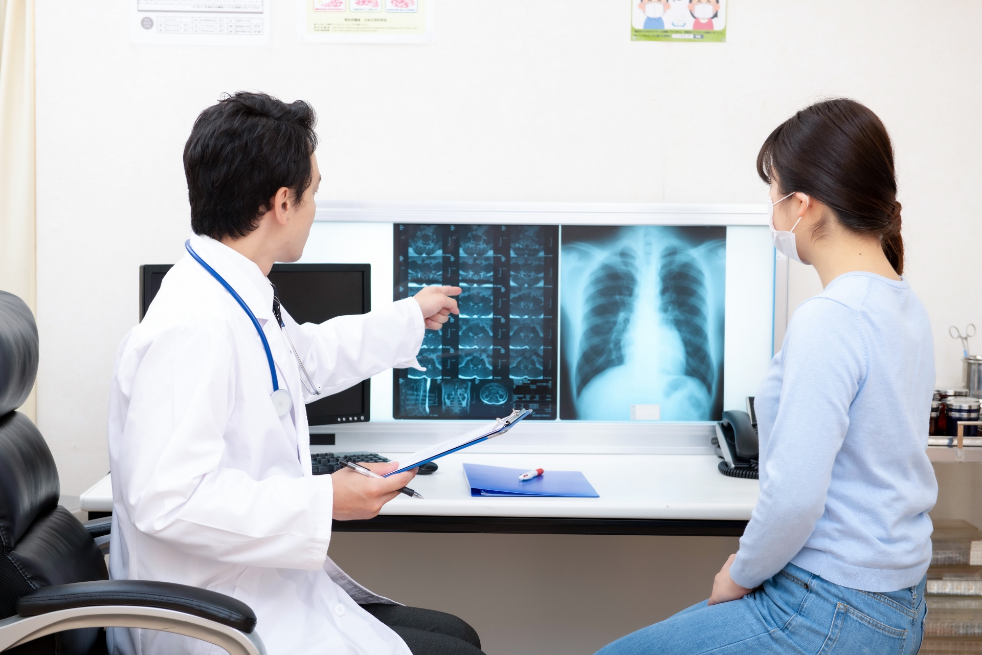 診察室で医師から説明を受ける女性