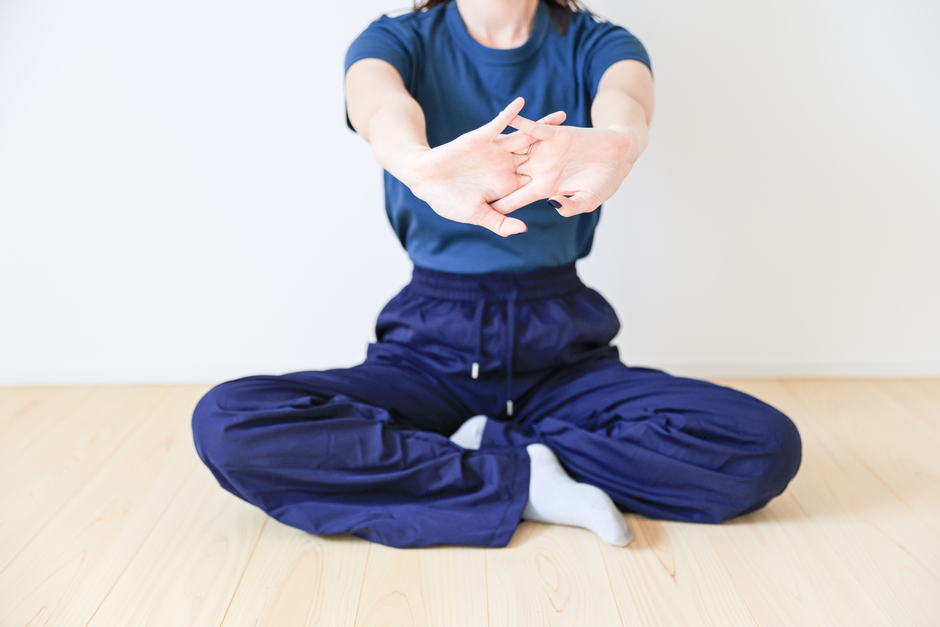 ストレッチする女性