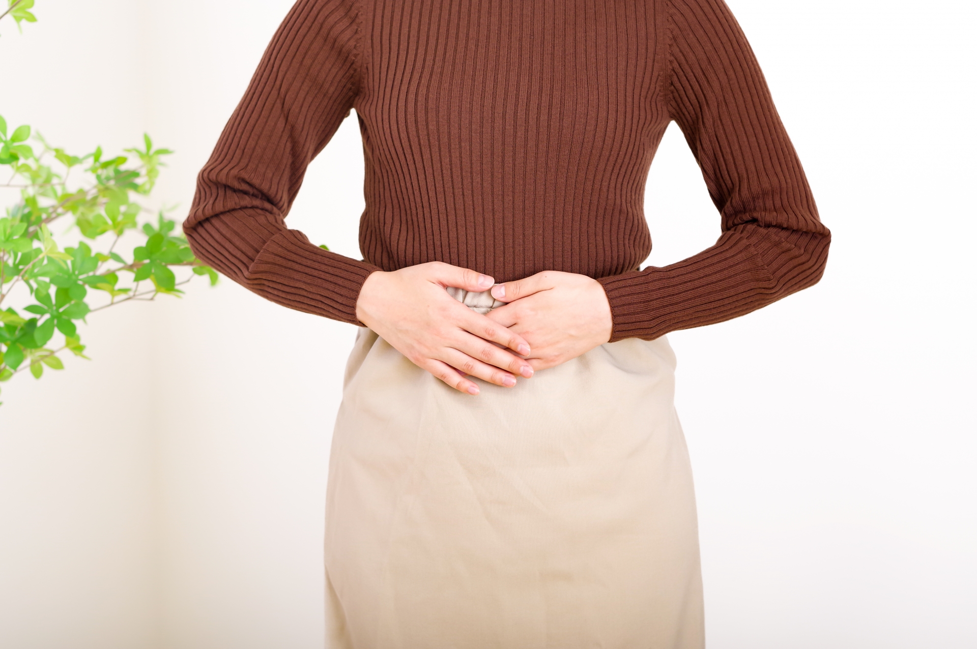 お腹をさする女性