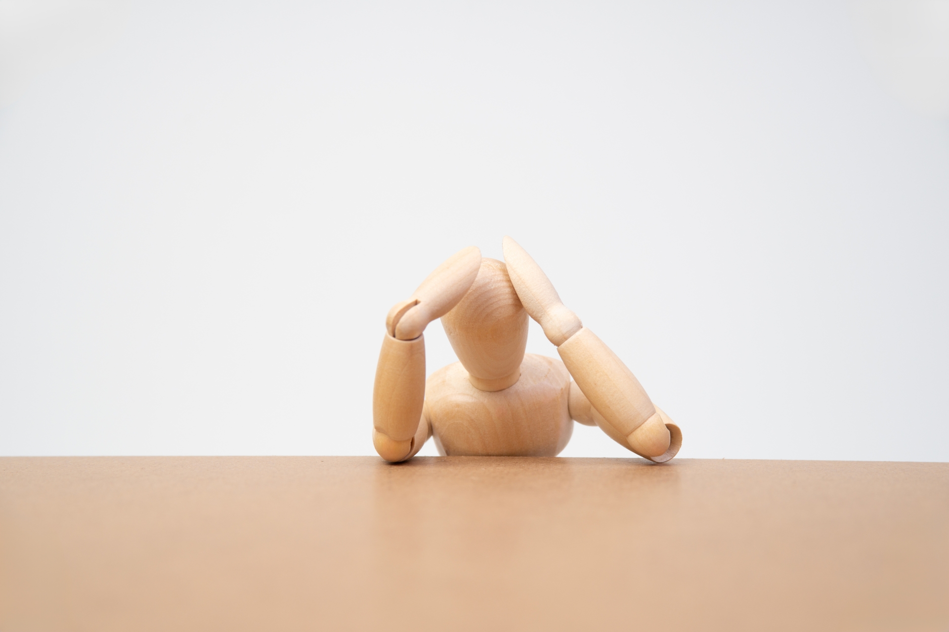 頭を抱えるポーズのデッサン人形