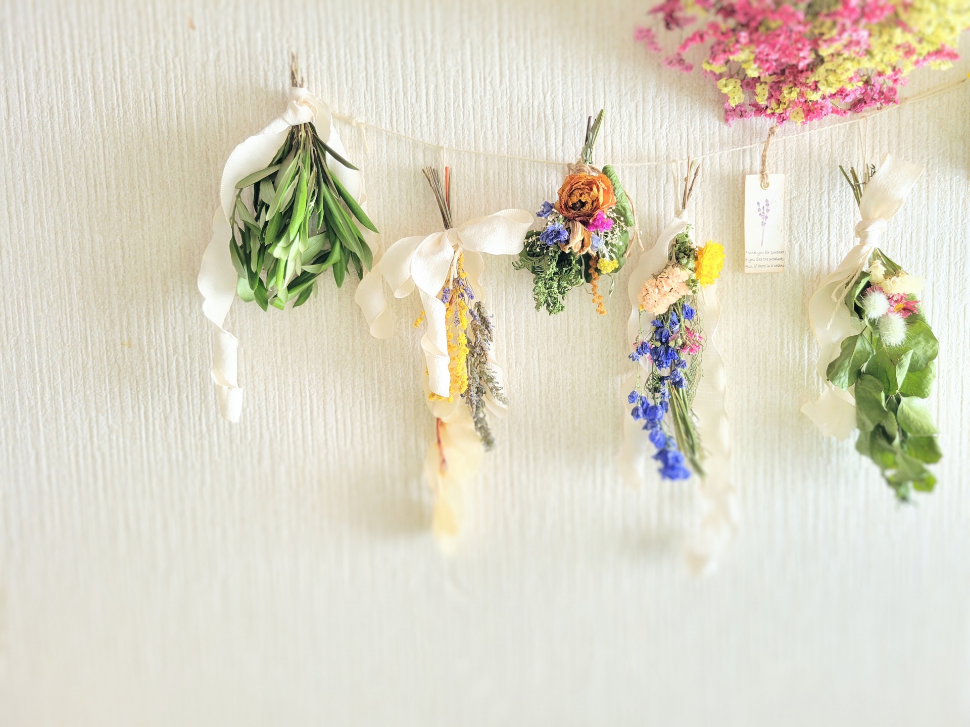 壁に飾られたドライフラワー
