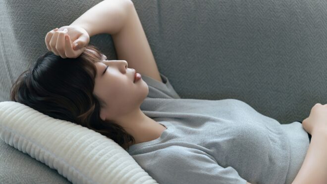 ソファで横になる女性