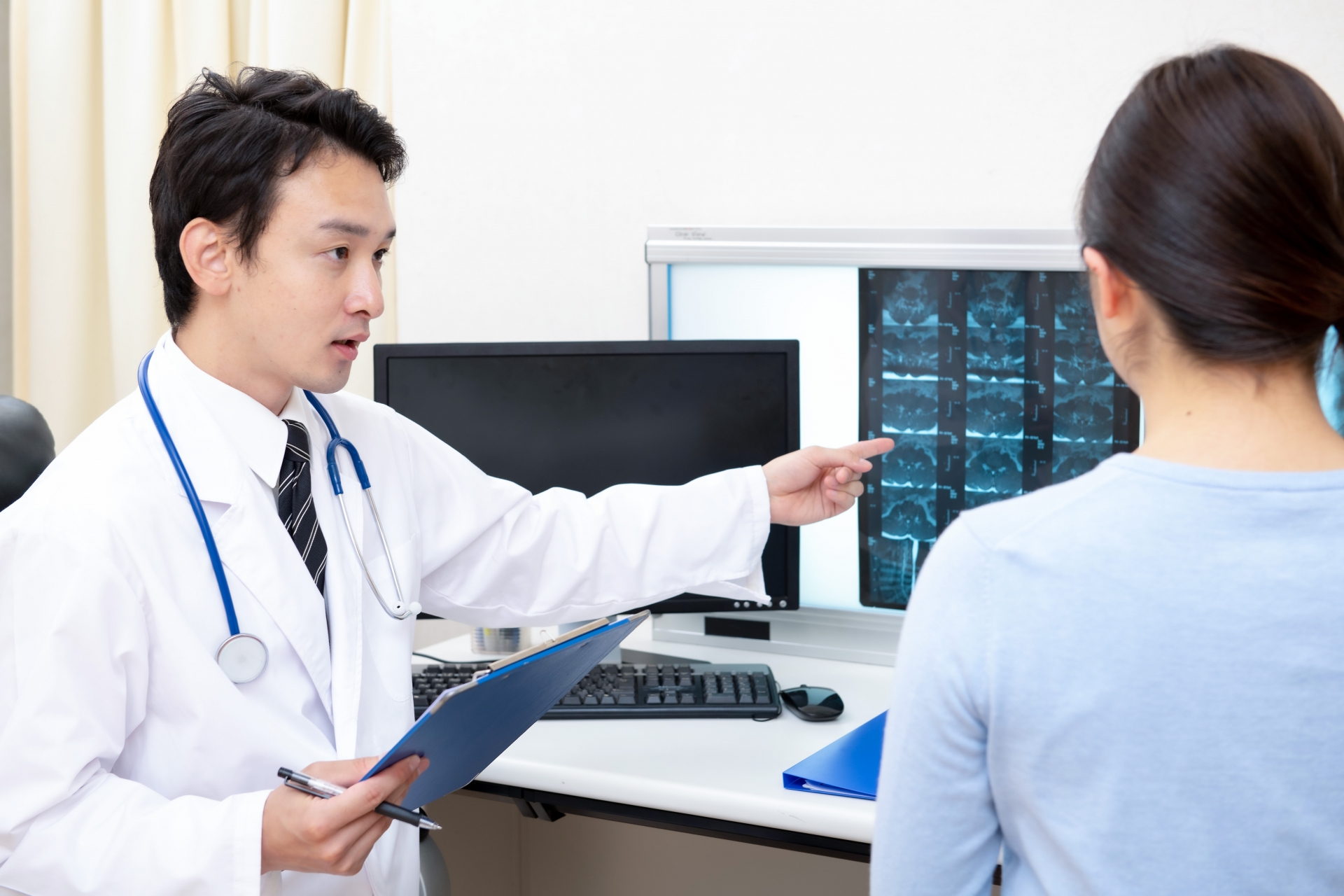 患者に説明する医師