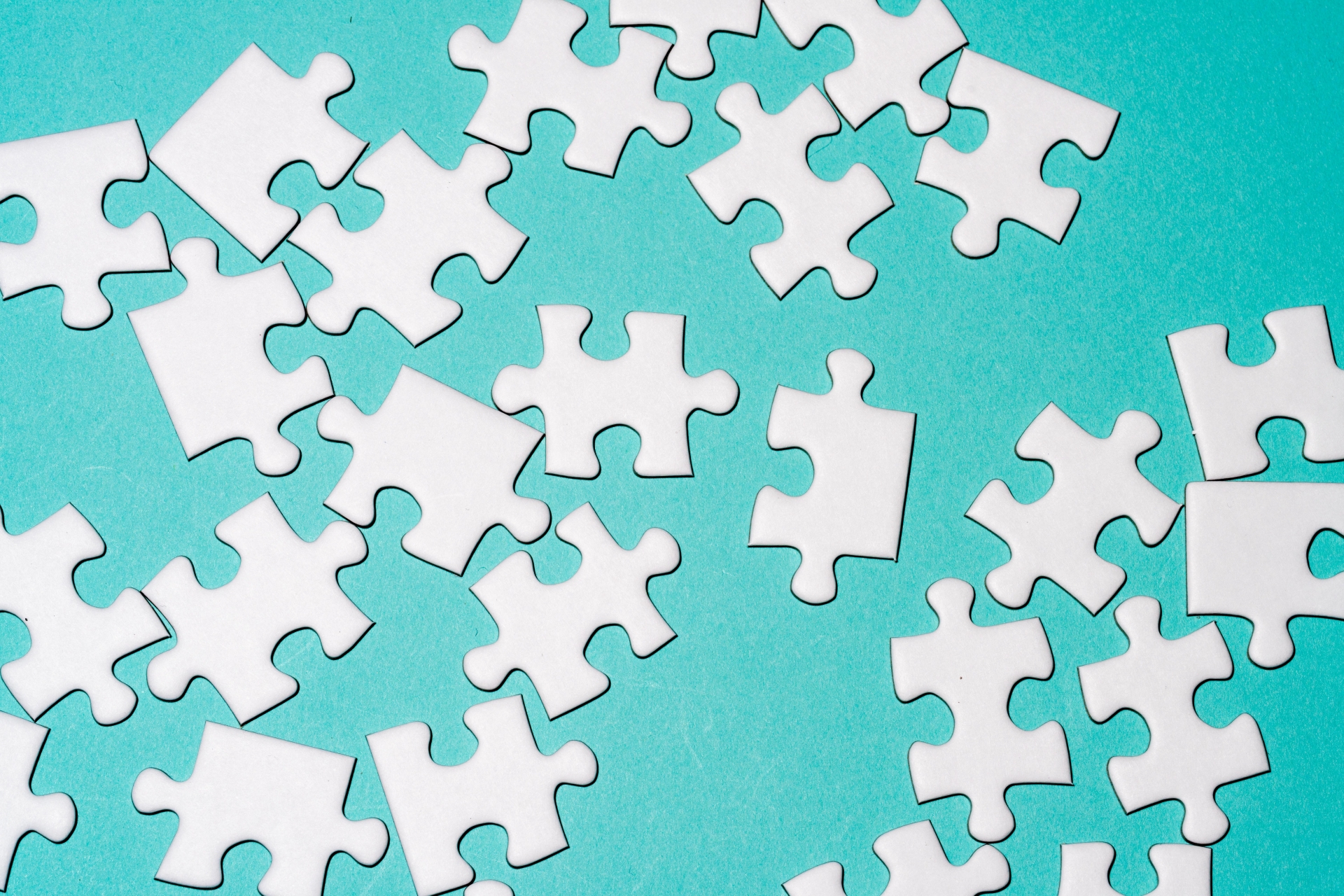 散らばったパズルのピース