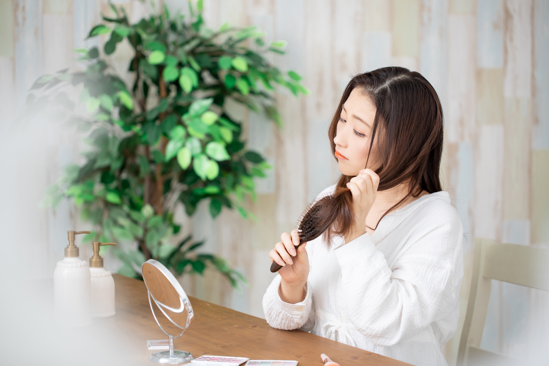 ブラシで髪を梳く女性