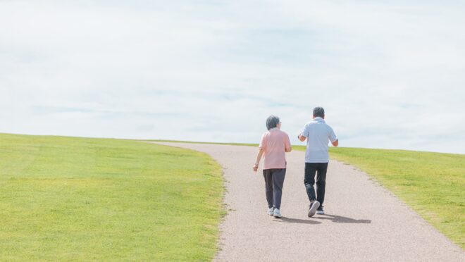 公園でウォーキングを行う男女