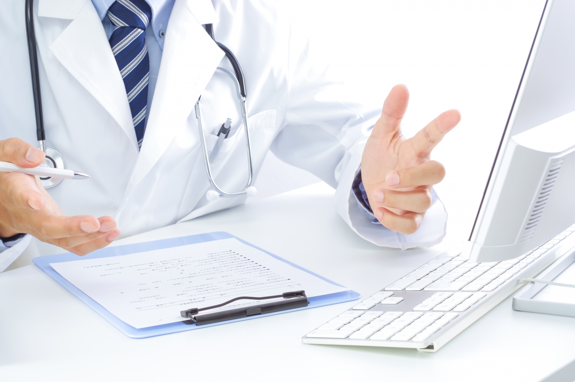 PCを見ながら説明する医師