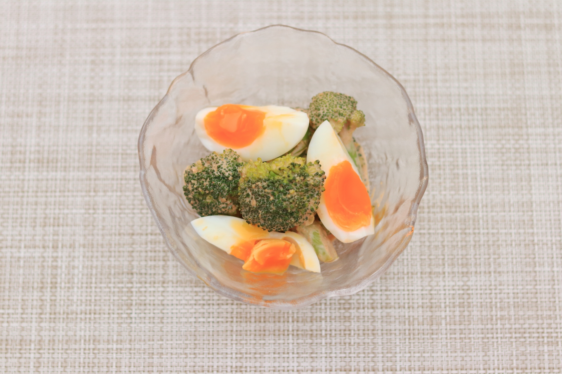 ブロッコリーとゆで卵のごまマヨ和えの料理写真