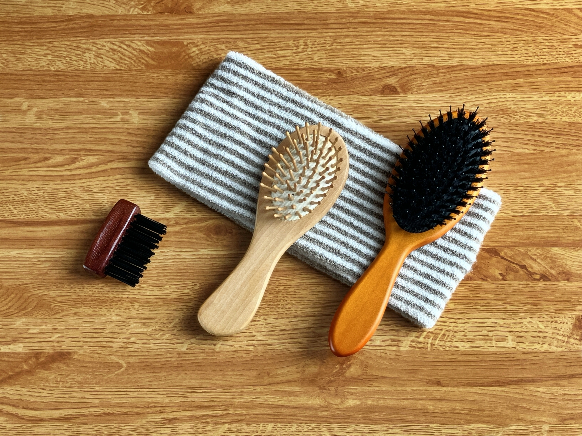 机に置かれた3本のヘアブラシ