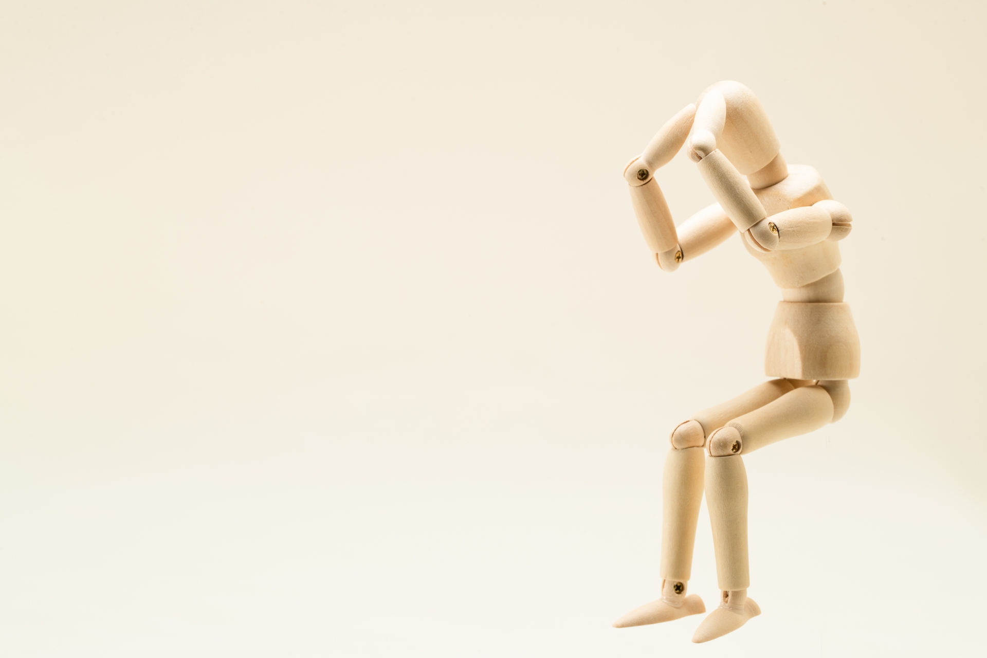 頭を抱えるポーズのデッサン人形