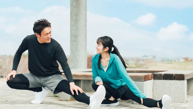ストレッチを行う男女