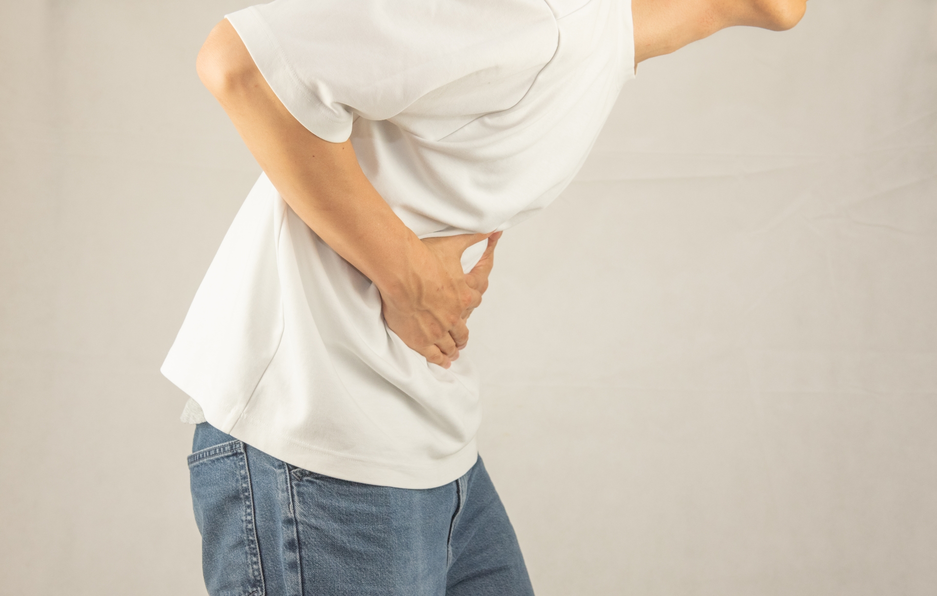 腹部を押さえる男性