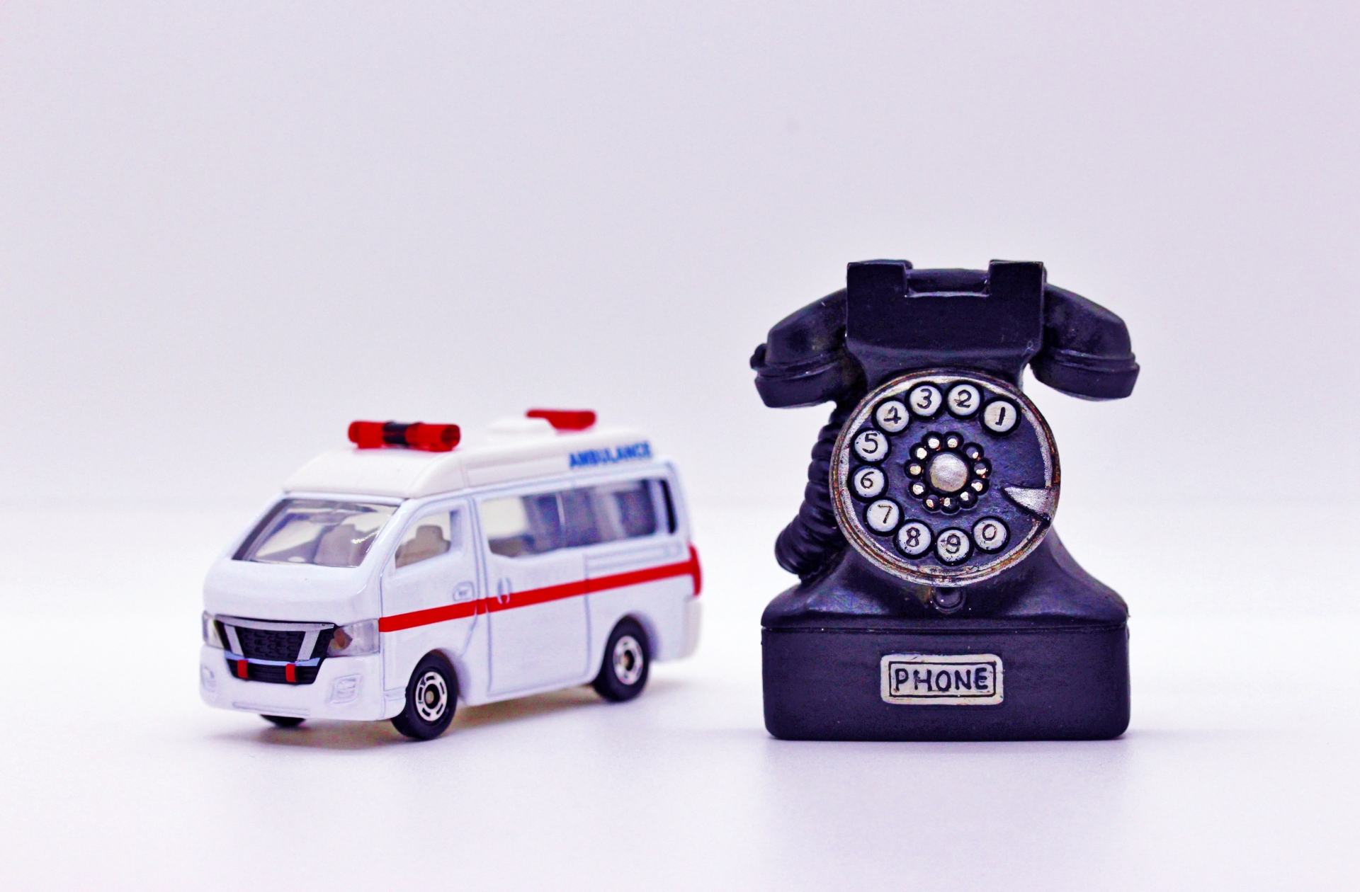 救急車と黒電話の模型