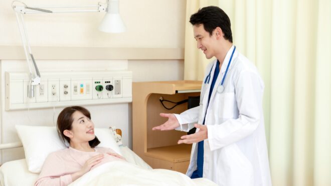 入院患者と話す医師