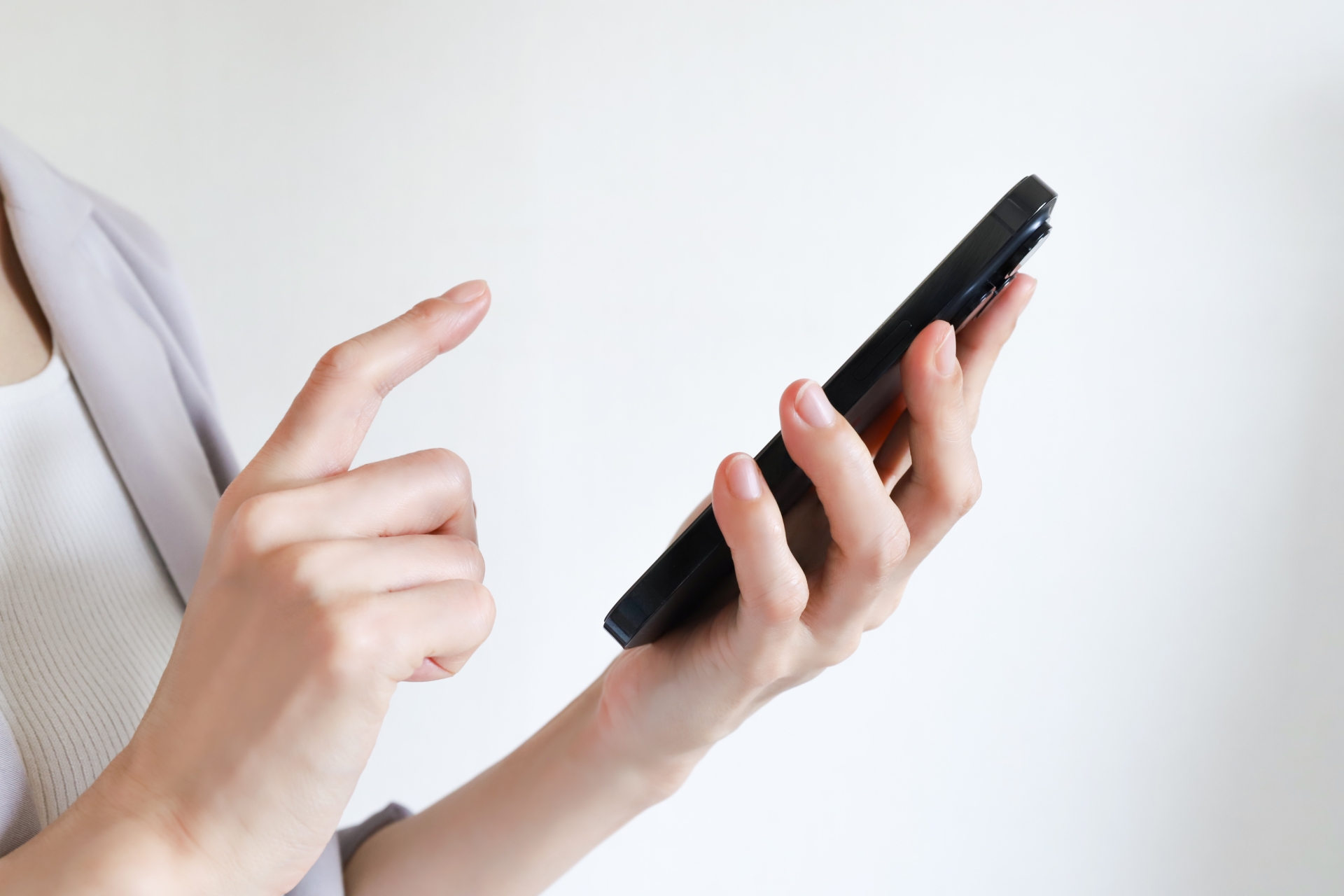 スマートフォンを持つ手