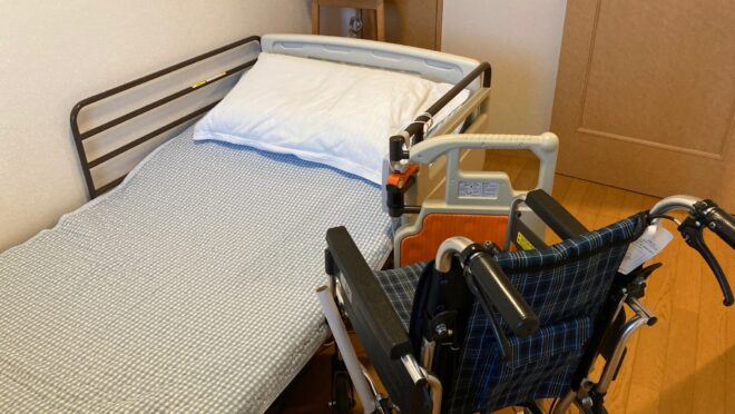 介護用ベッドと車いす