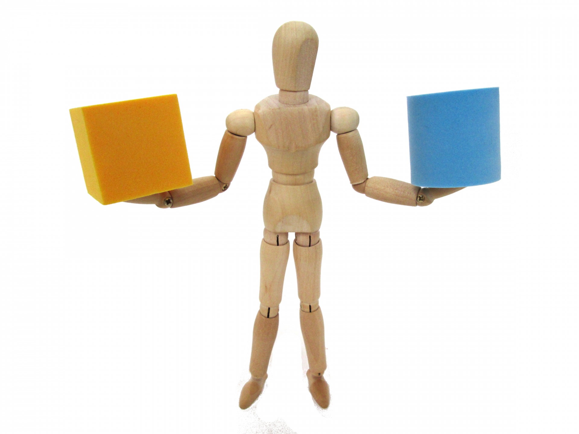 両手に箱を持って比較するデッサン人形