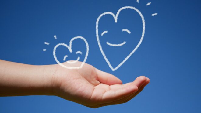 掌の上にハートのイラストが2つ書かれている様子