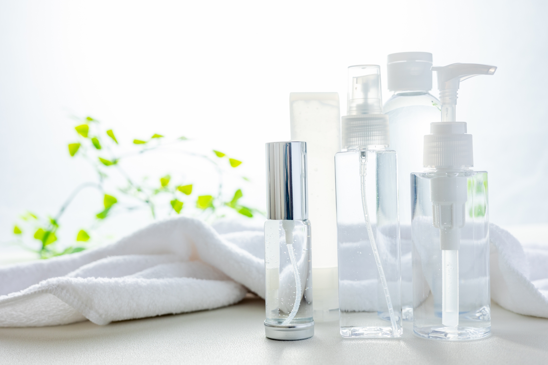 スキンケア用品の写真。化粧水のボトルがいくつか並んでいる