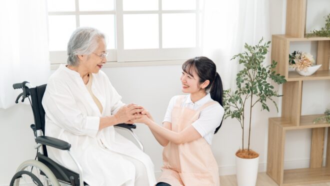 介護士と高齢女性