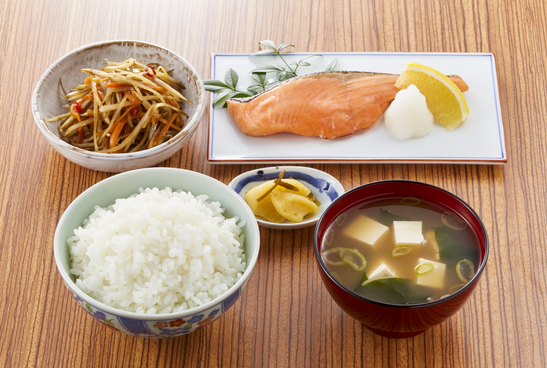 焼き魚定食。白米、みそ汁、鮭の切り身、きんぴらごぼう、お漬物