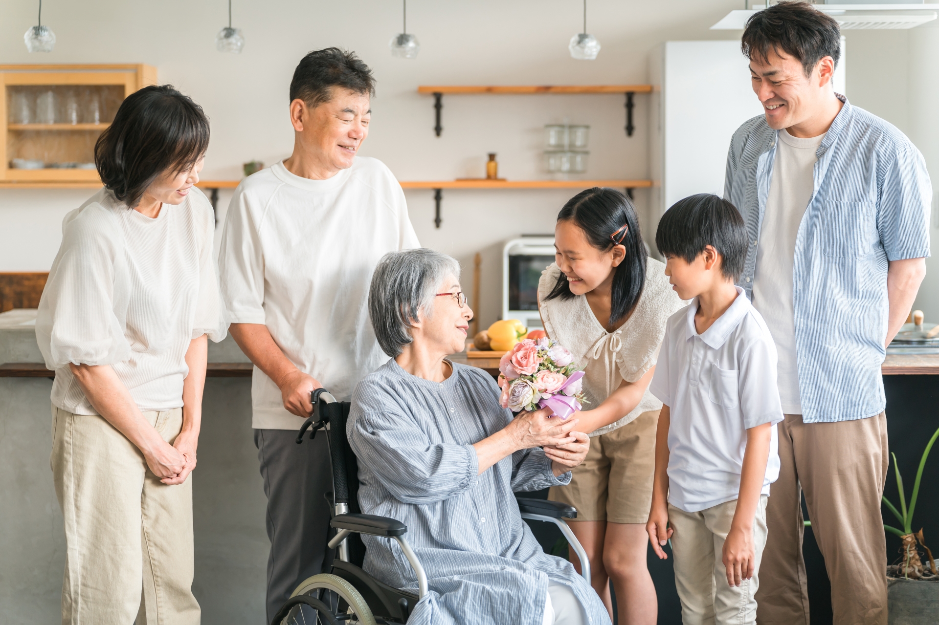 三世代家族が自宅で過ごしているっ様子