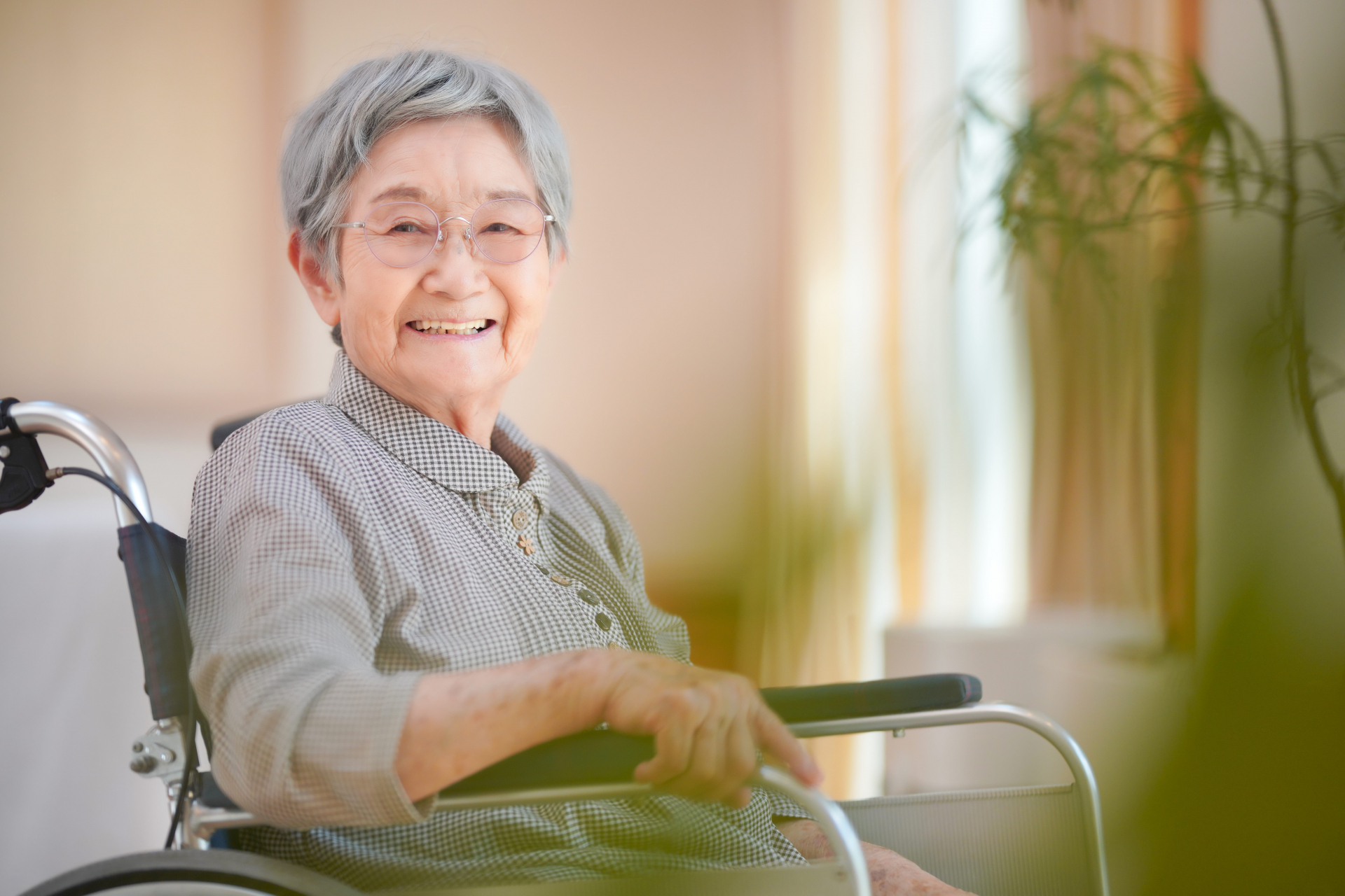 車椅子に乗った高齢女性
