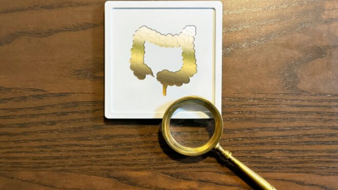 大腸をモチーフにしたイラストと虫眼鏡