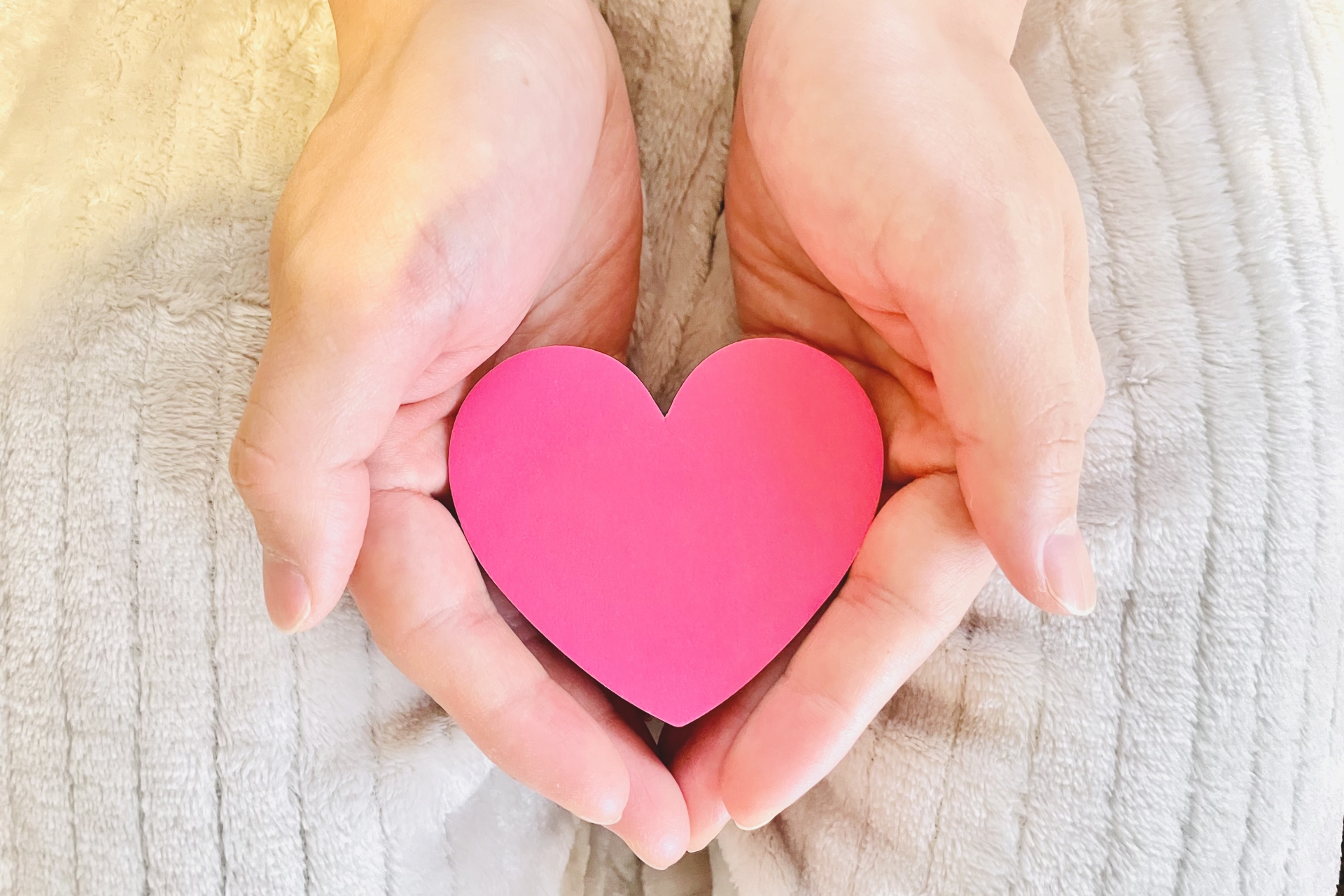 ハートを持つ手