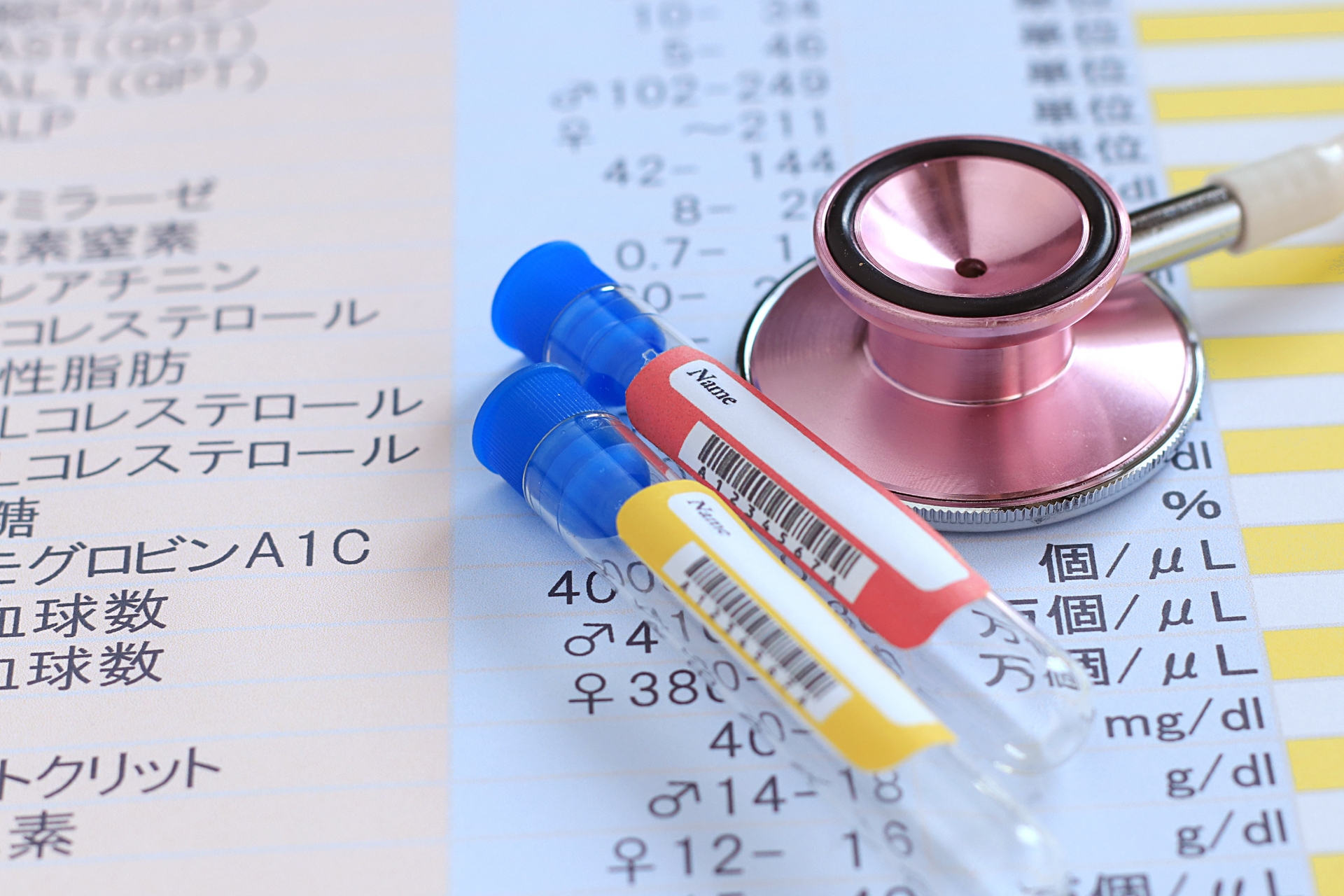 血液検査の容器と聴診器