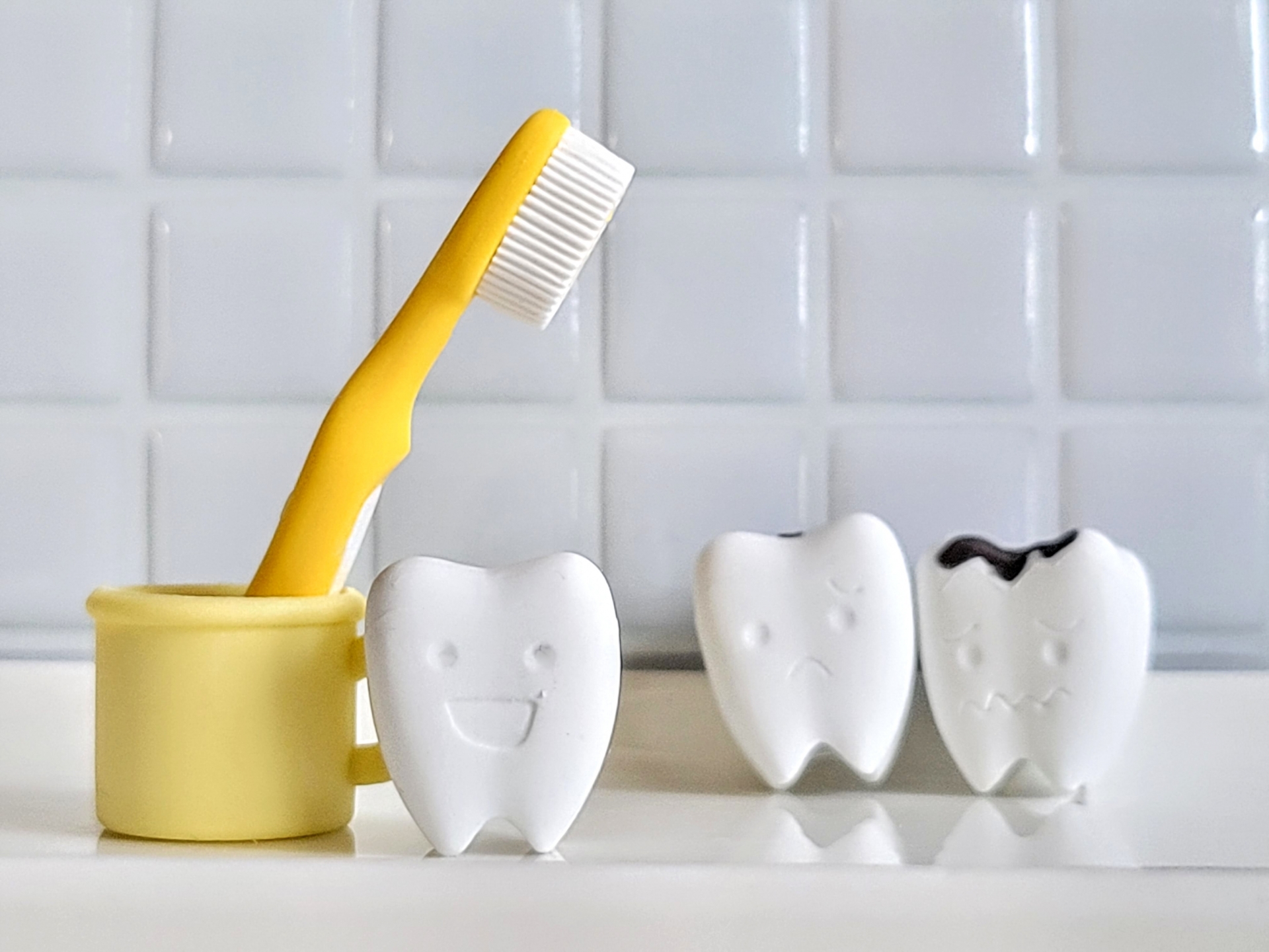 粘土で作った歯のキャラクターと歯ブラシ