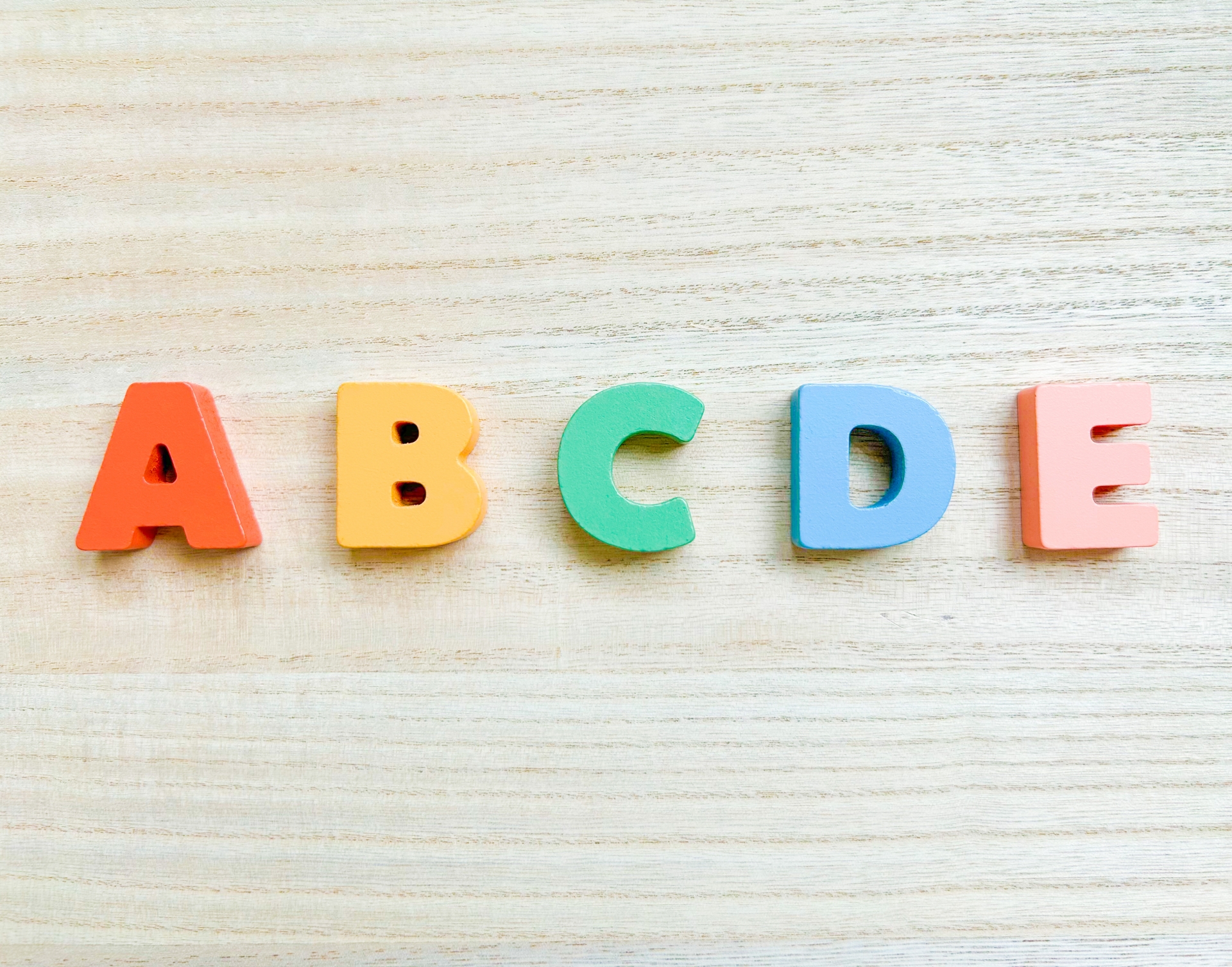 【ABCDE】の形の木のブロックが並んでいる様子