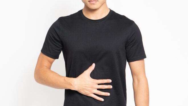 腹部を押さえる男性