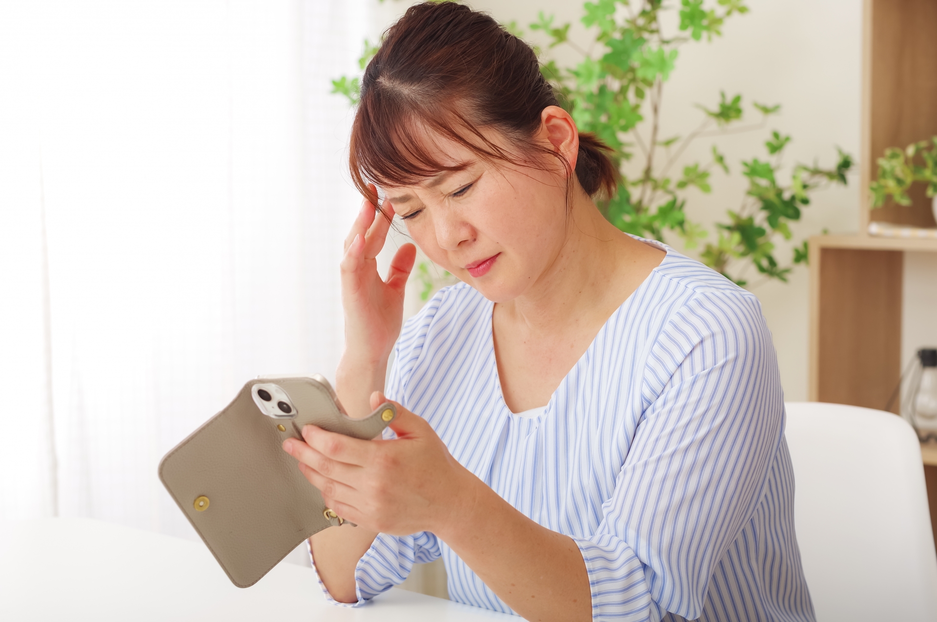 目のトラブルでスマホが見にくい女性