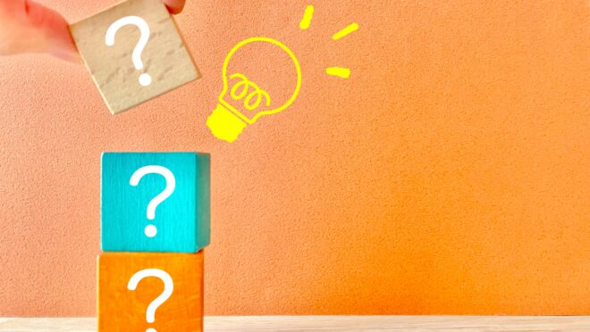 ？が描かれたブロックを積む様子