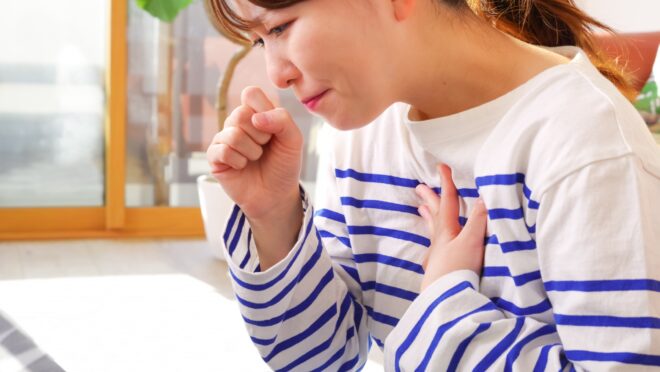 咳をする女性