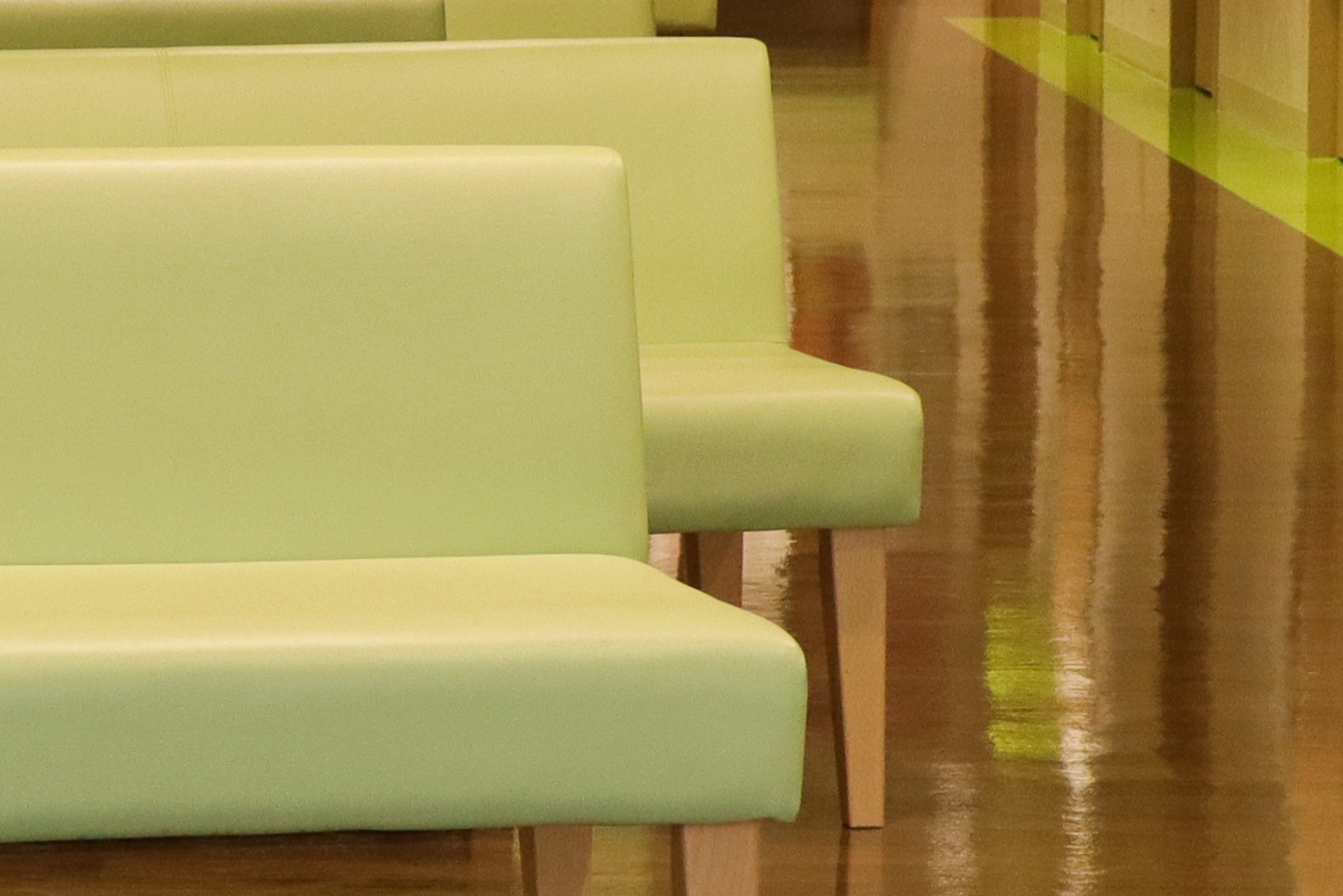 病院の待合椅子