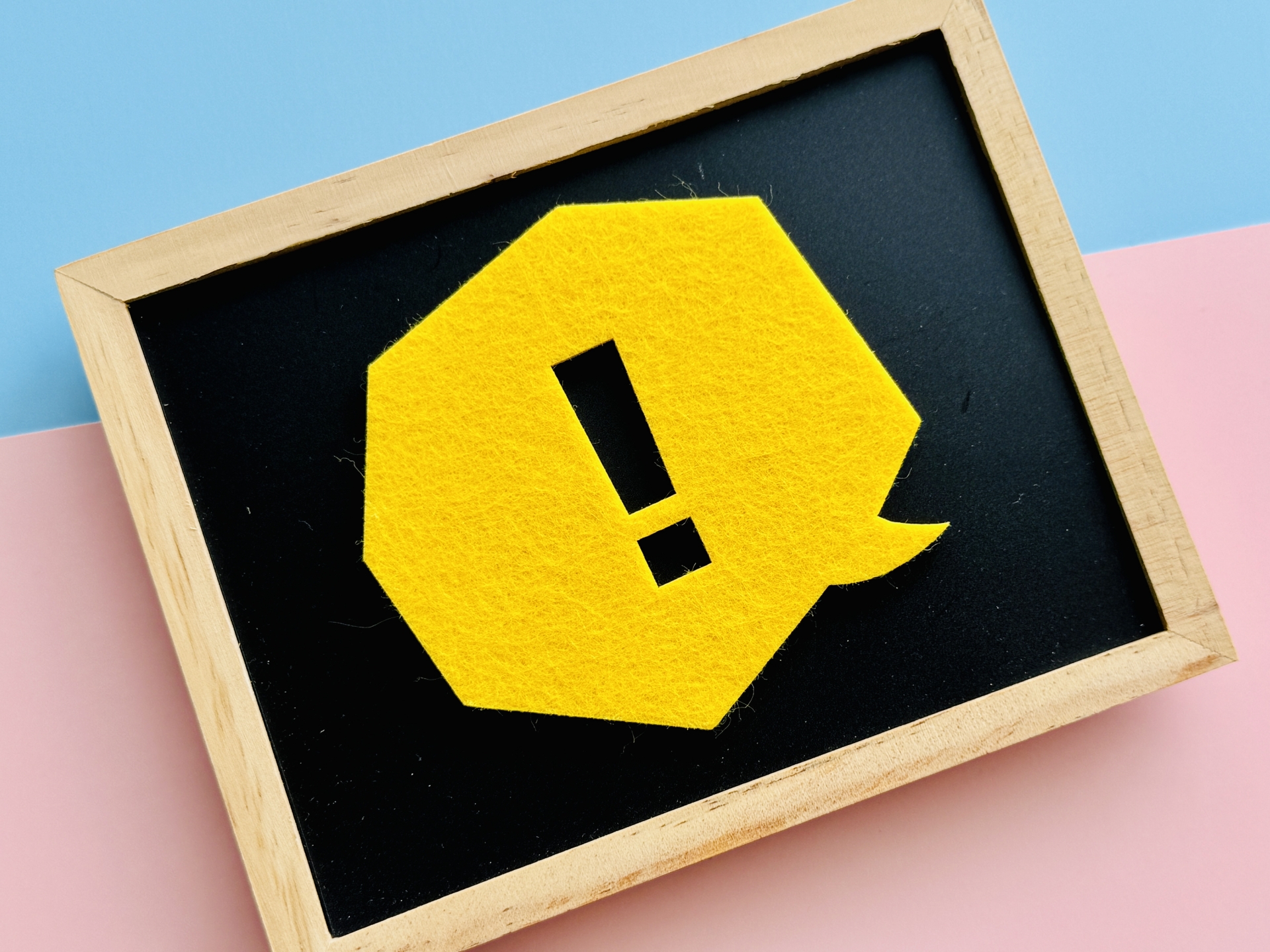 黄色のフェルトで作られた吹き出し。【！】と記載されている