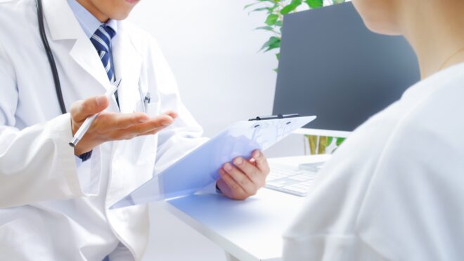 医師と話す患者