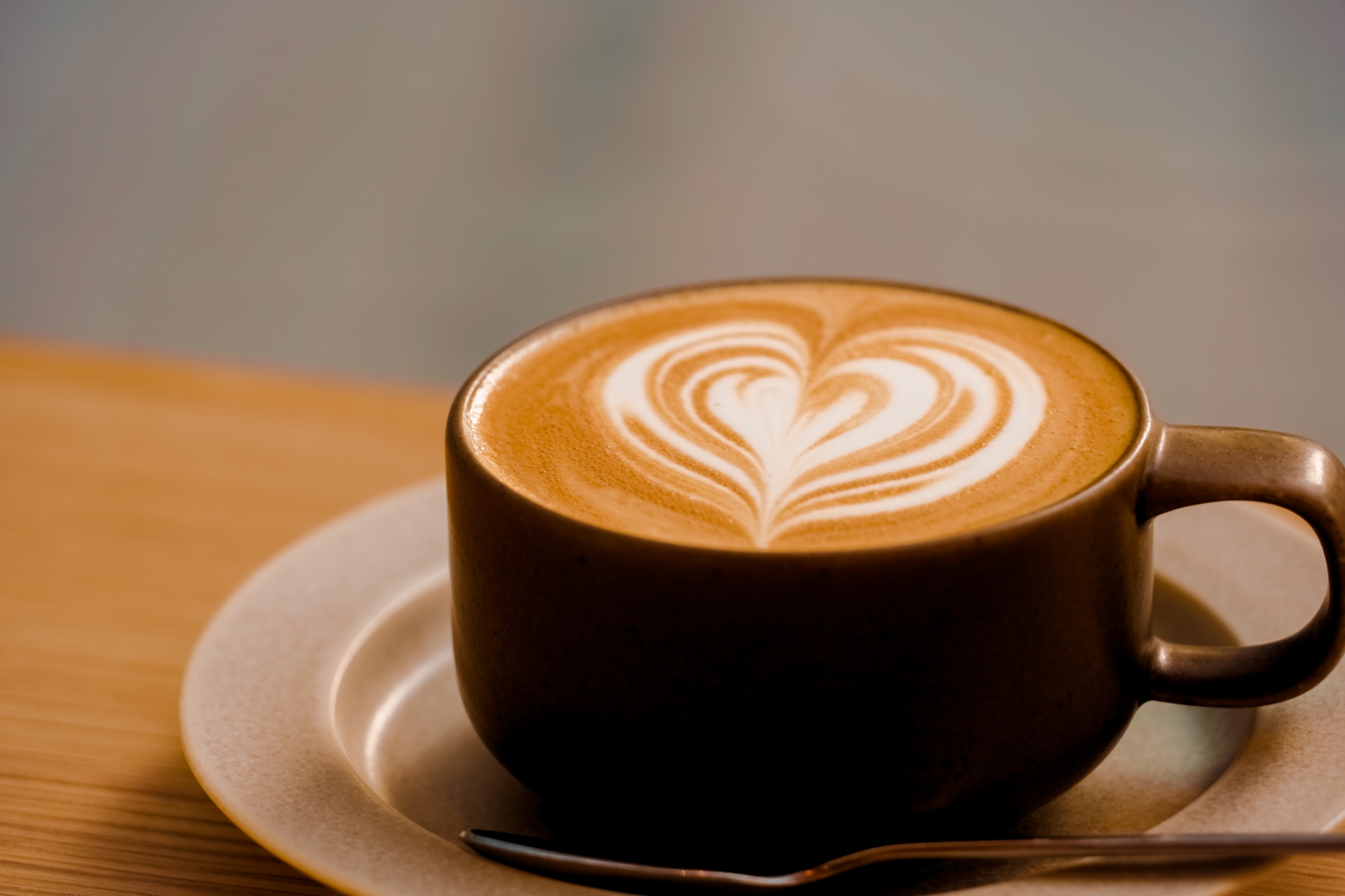 コーヒーカップに注がれたカプチーノ