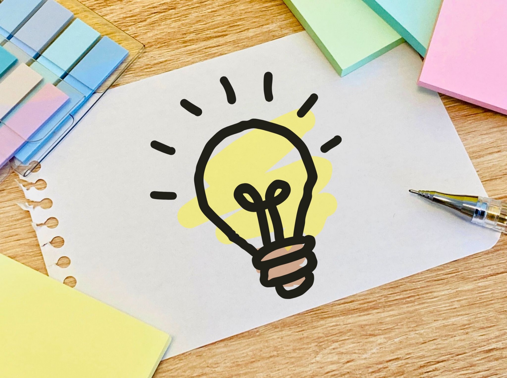 紙に電球の絵が描かれている様子
