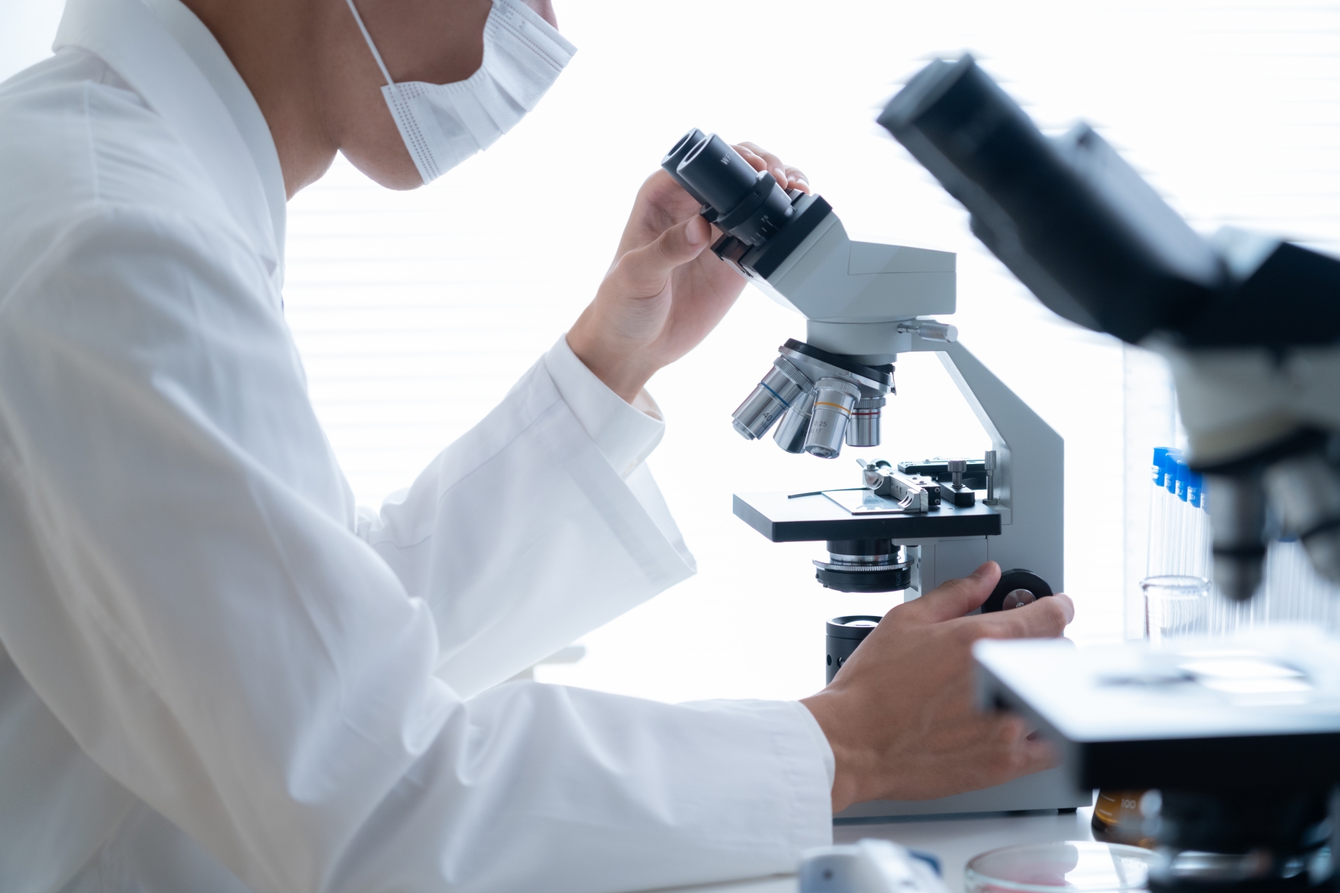 顕微鏡を覗く人