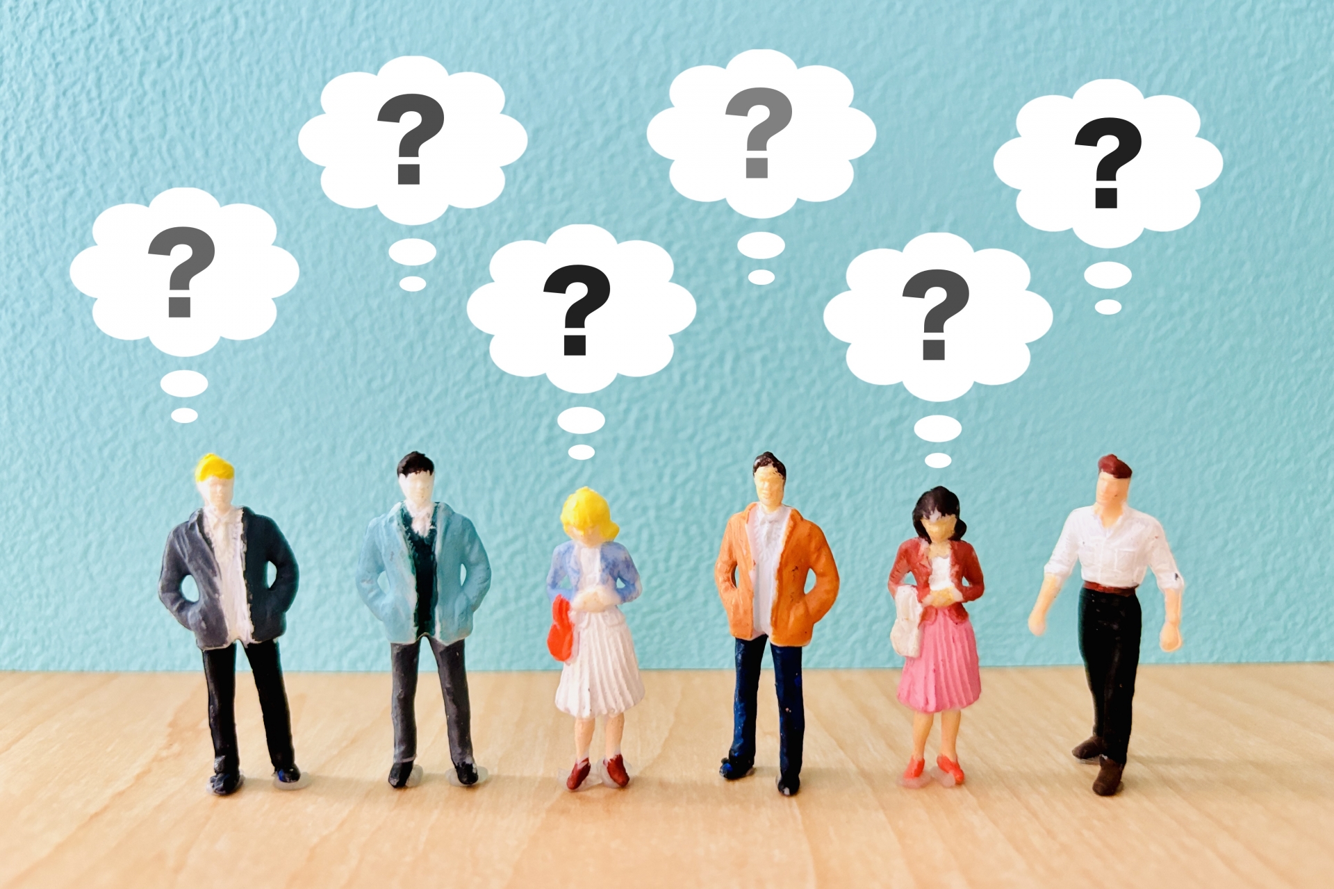 疑問を持つ人々を人形で表している様子