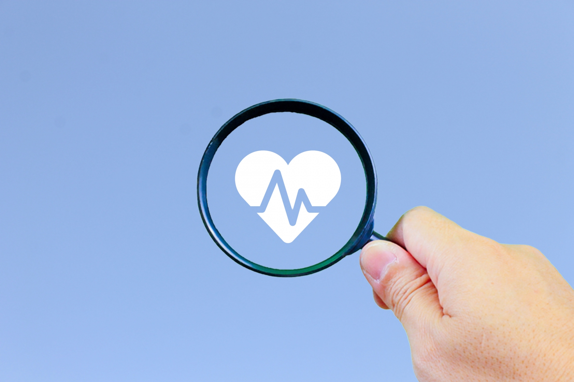 虫眼鏡の中にハートが描かれている