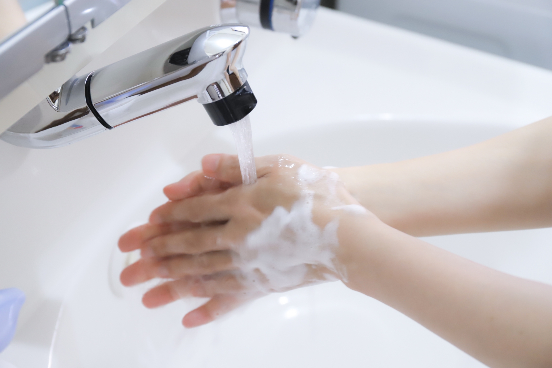 洗面台で手を洗う様子