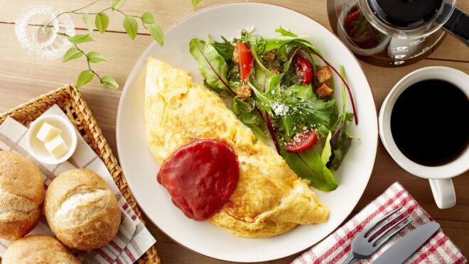 オムレツとサラダが乗った皿